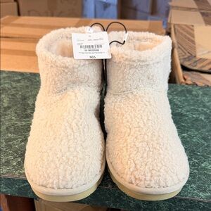 Arizona Jean Company Cream Sherpa Ankle Booties